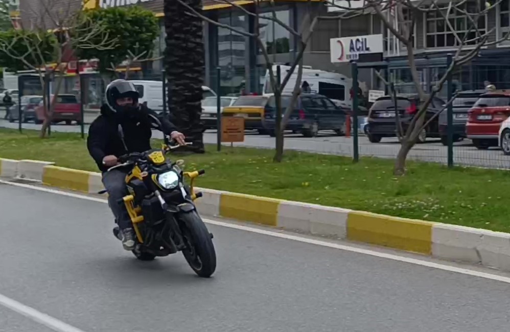 Motosikletini uygulama yapan polislerin üzerine sürüp kaçtı
