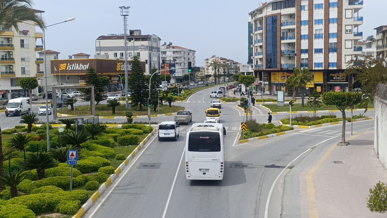 Motosikletini uygulama yapan polislerin üzerine sürüp kaçtı
