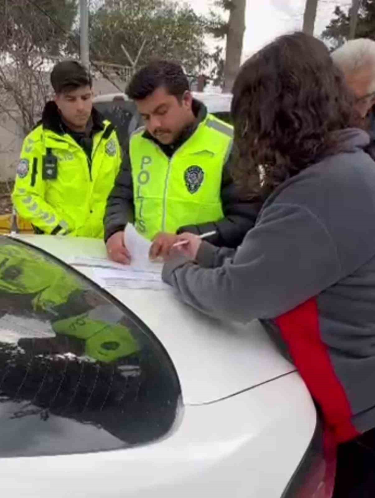Motosikletinin önünü kaldırdığı anları paylaşarak ‘Relax olacaksın baba’ yazan motosiklet sürücüsüne ceza
