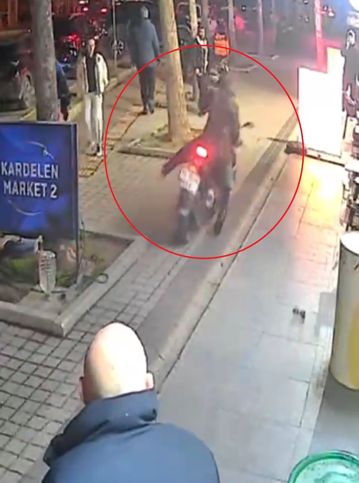 Motosikletiyle kaldırıma daldı, tekel bayisinden içki alıp kadınlara böyle sataştı

