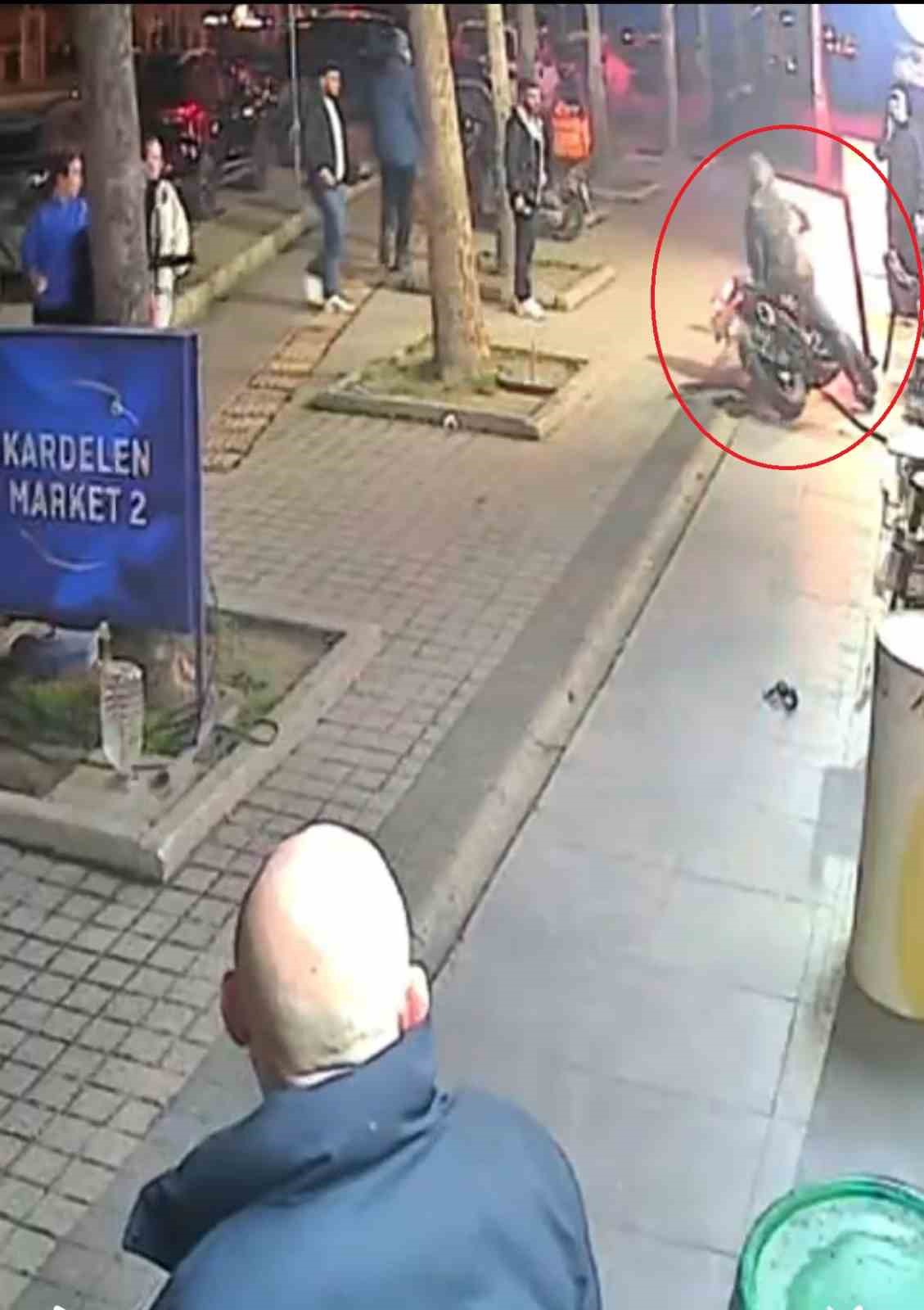 Motosikletiyle kaldırıma daldı, tekel bayisinden içki alıp kadınlara böyle sataştı
