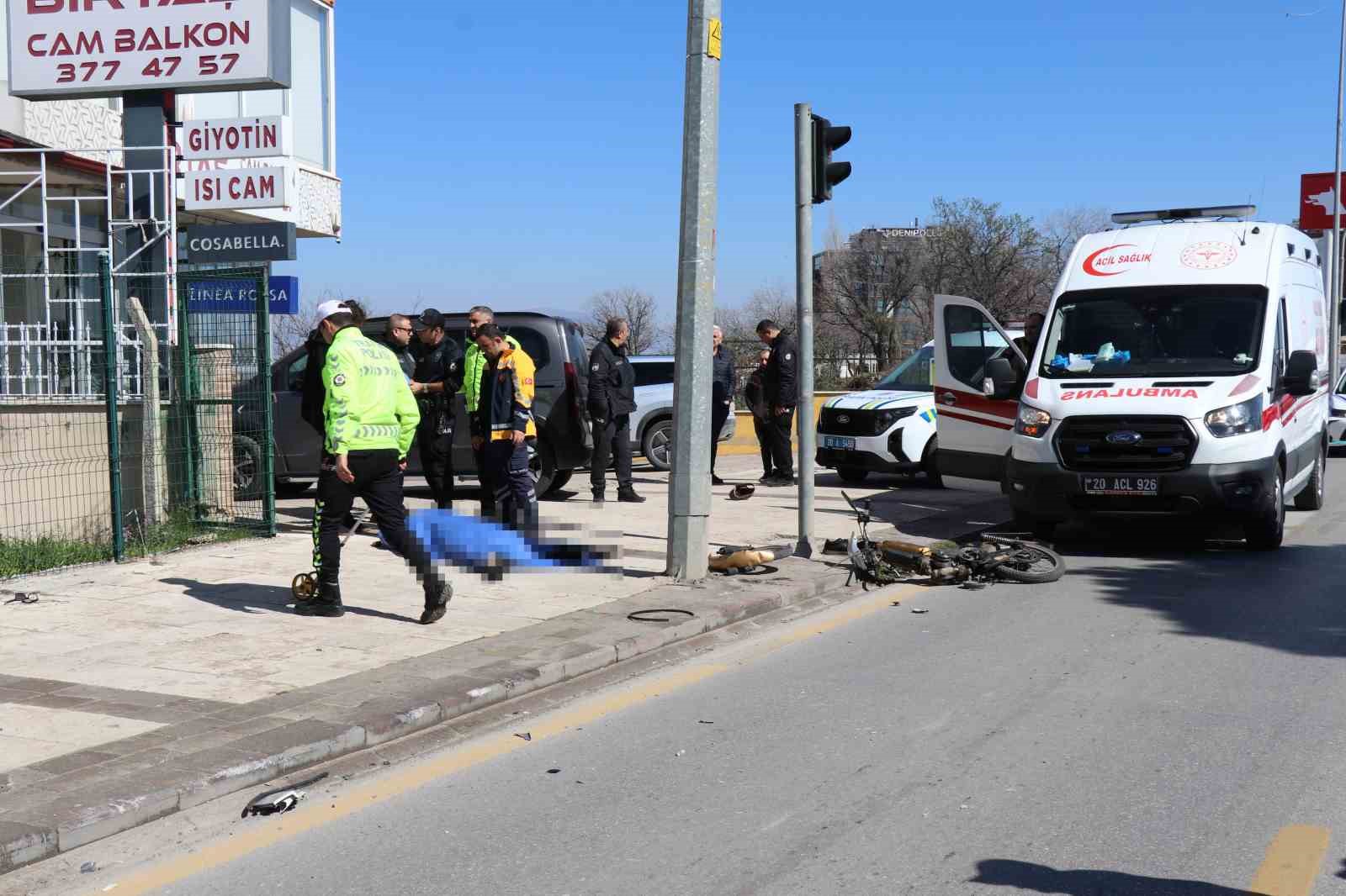 Motosikletiyle yaya geçidinden geçmek isteyen adamın hayatını kaybettiği kaza anları ortaya çıktı
