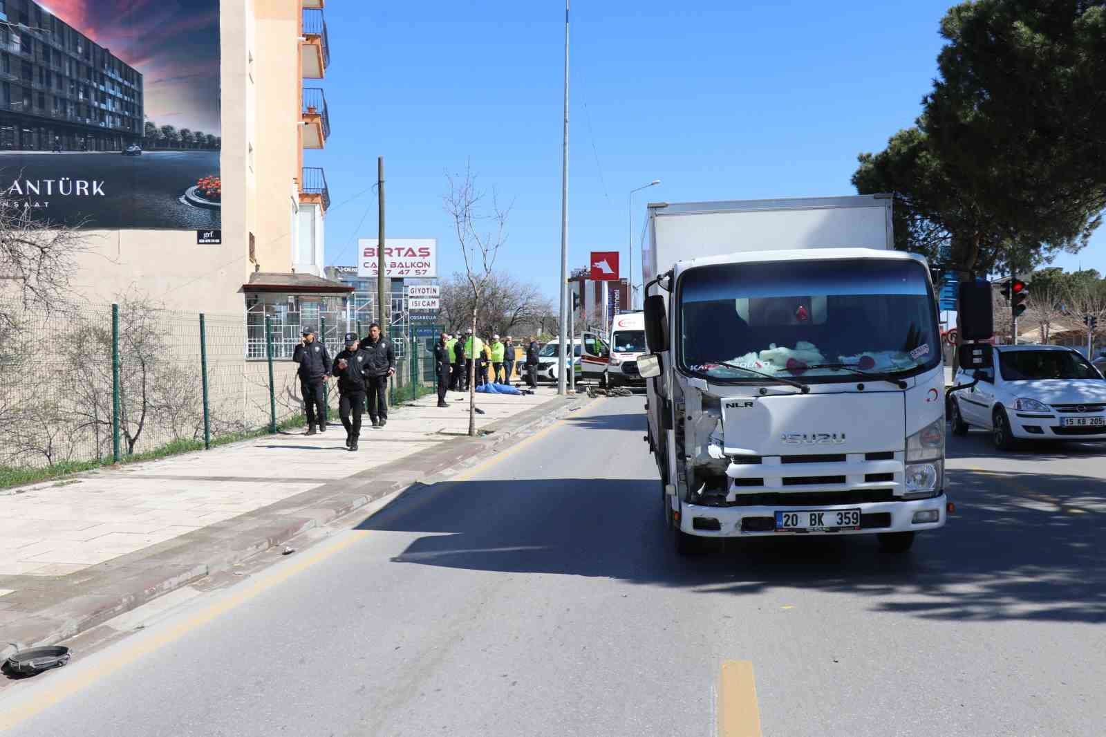 Motosikletiyle yaya geçidinden geçmek isteyen adamın hayatını kaybettiği kaza anları ortaya çıktı
