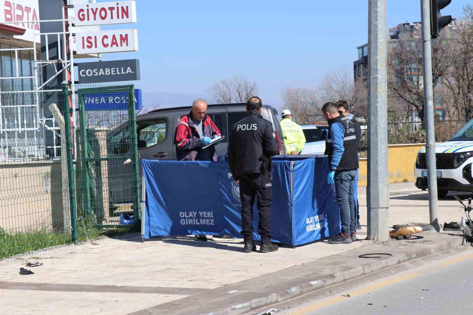 Motosikletiyle yaya geçidinden geçmek isteyen adamın hayatını kaybettiği kaza anları ortaya çıktı
