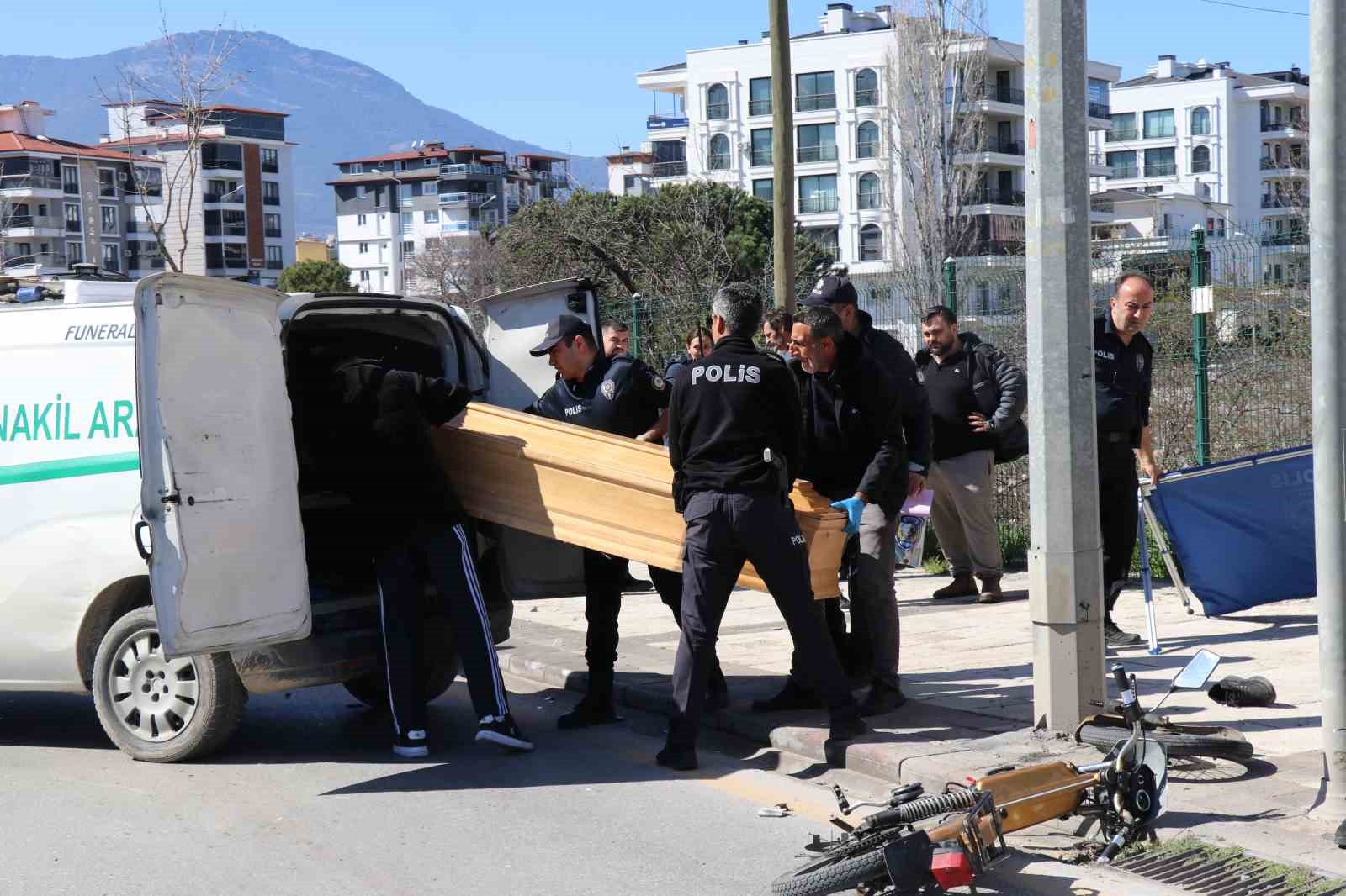 Motosikletiyle yaya geçidinden geçmek isteyen adamın hayatını kaybettiği kaza anları ortaya çıktı
