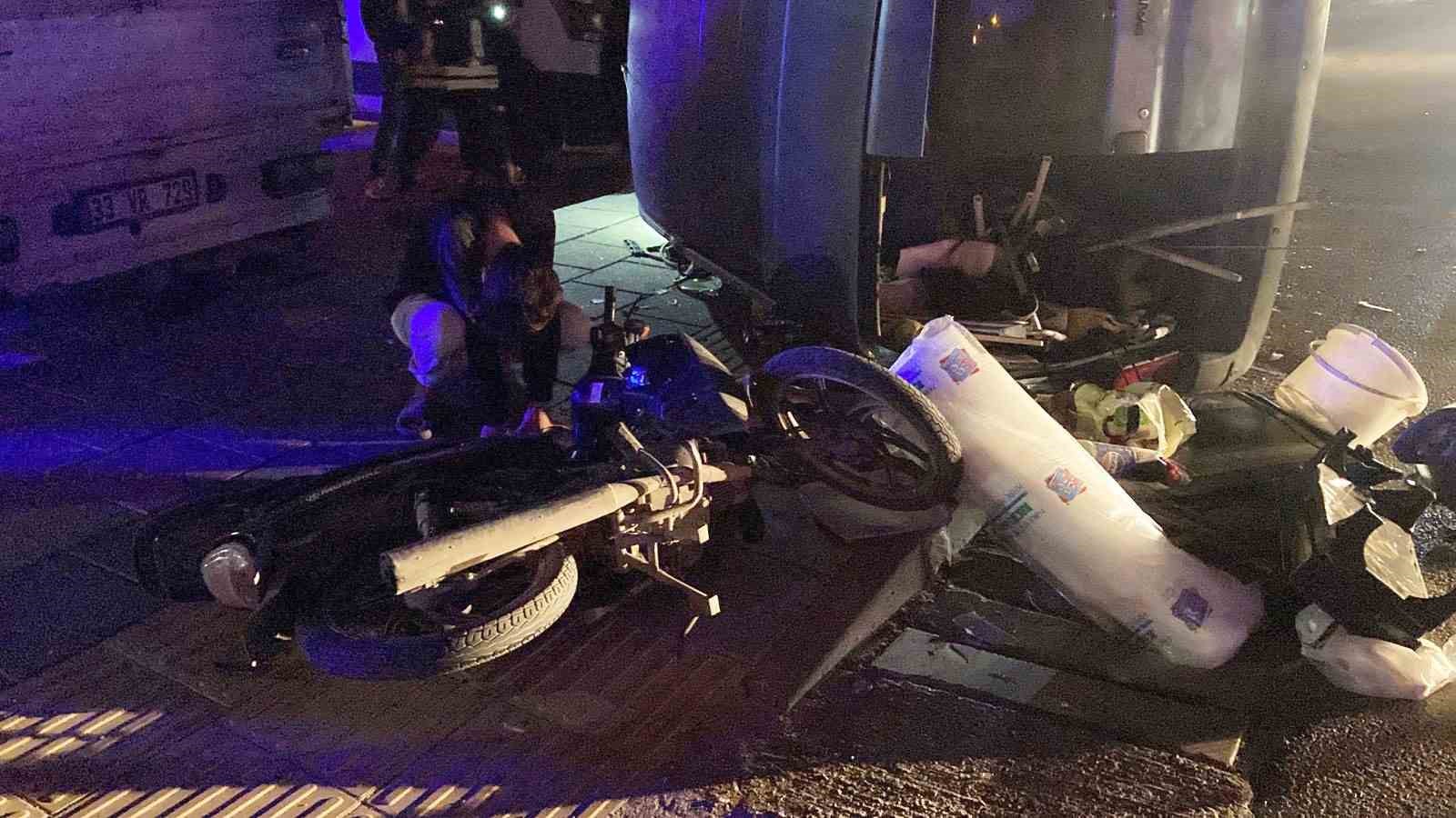 Motosikletle çarpışan hafif ticari araç devrildi: 3 yaralı
