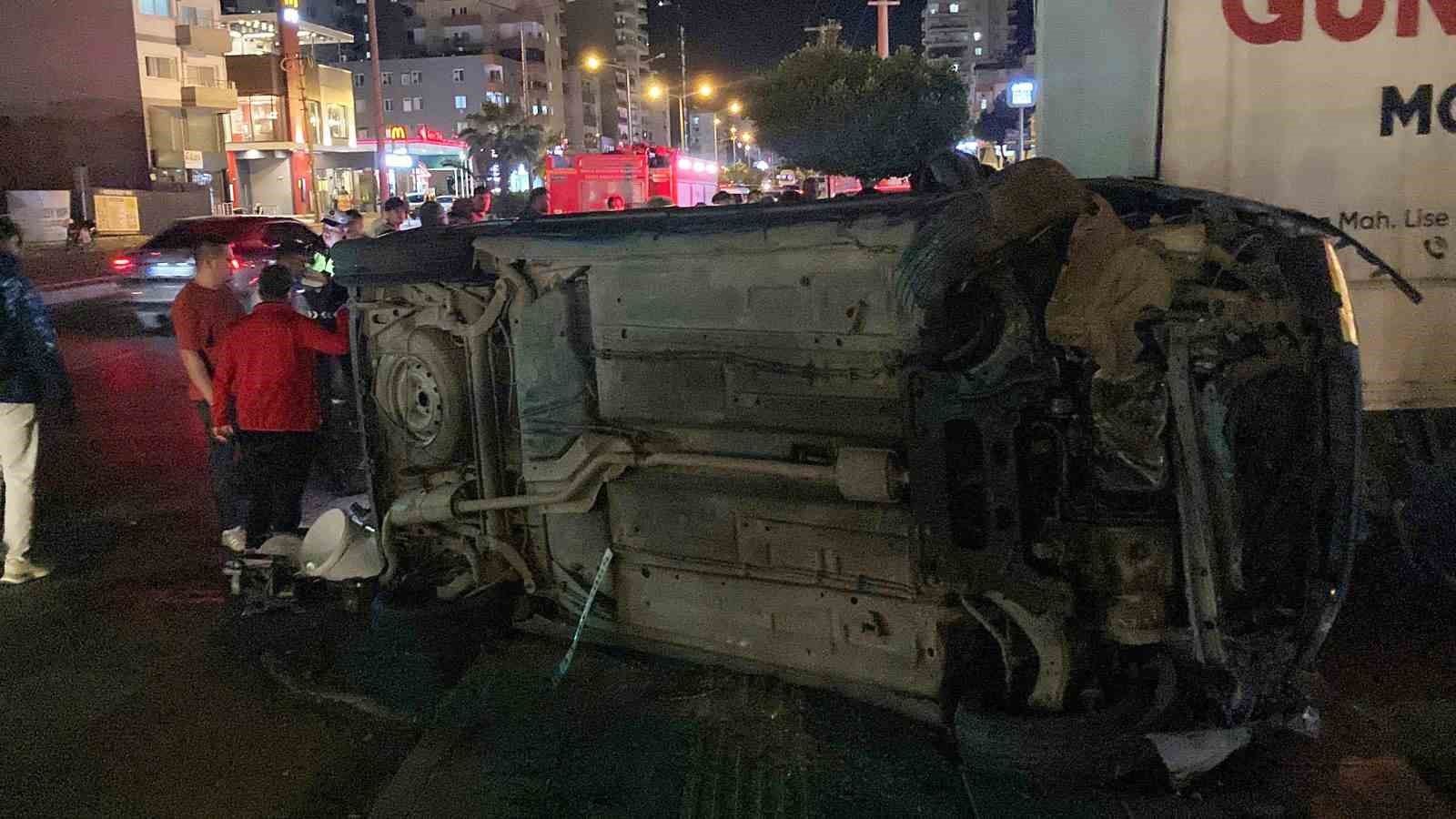 Motosikletle çarpışan hafif ticari araç devrildi: 3 yaralı
