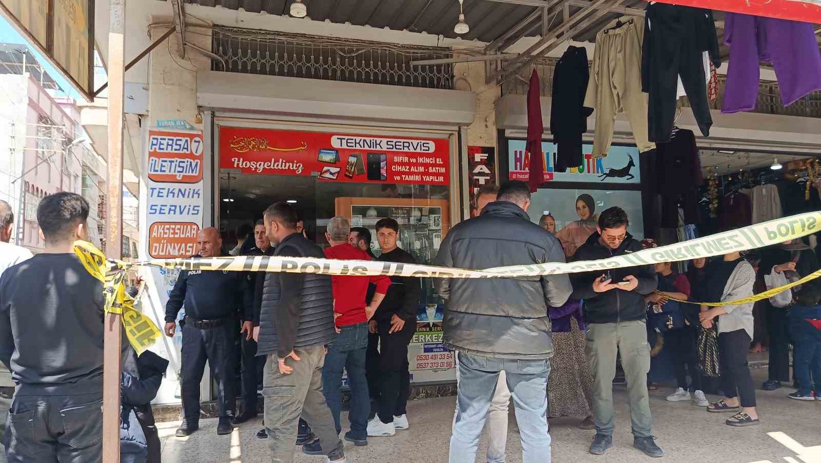 Motosikletle gelip, iş yeri sahibini başından vurup öldürdü
