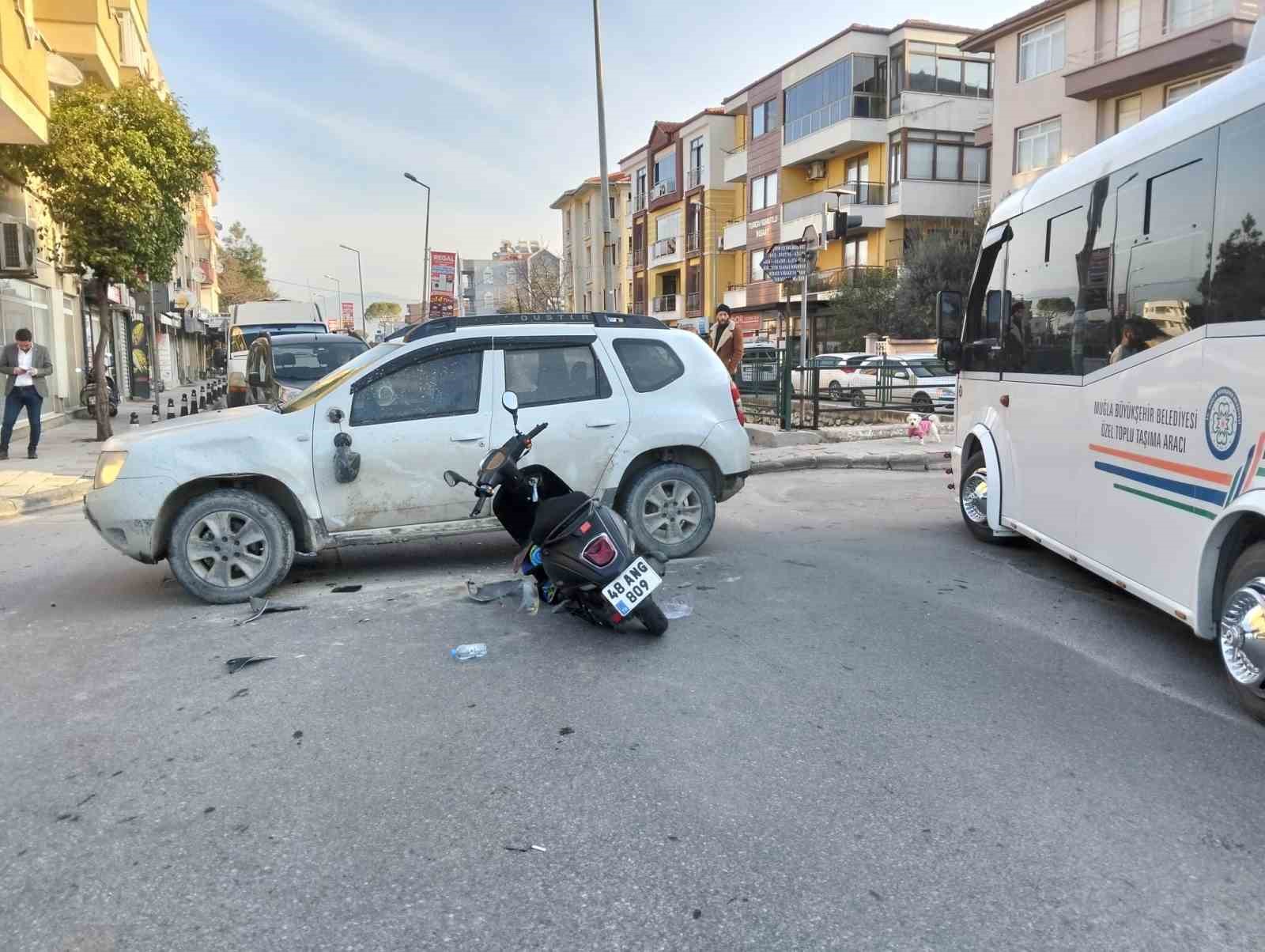 Motosikletle otomobil çarpıştı: 1 yaralı
