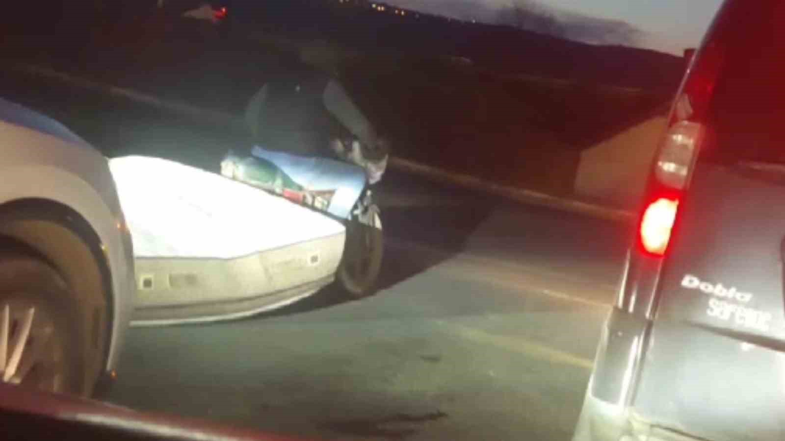 Motosikletle yatak taşıdı
