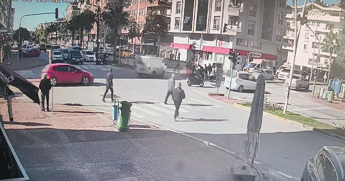 Motosikletli kamyonetin altında kalmaktan son anda kurtuldu
