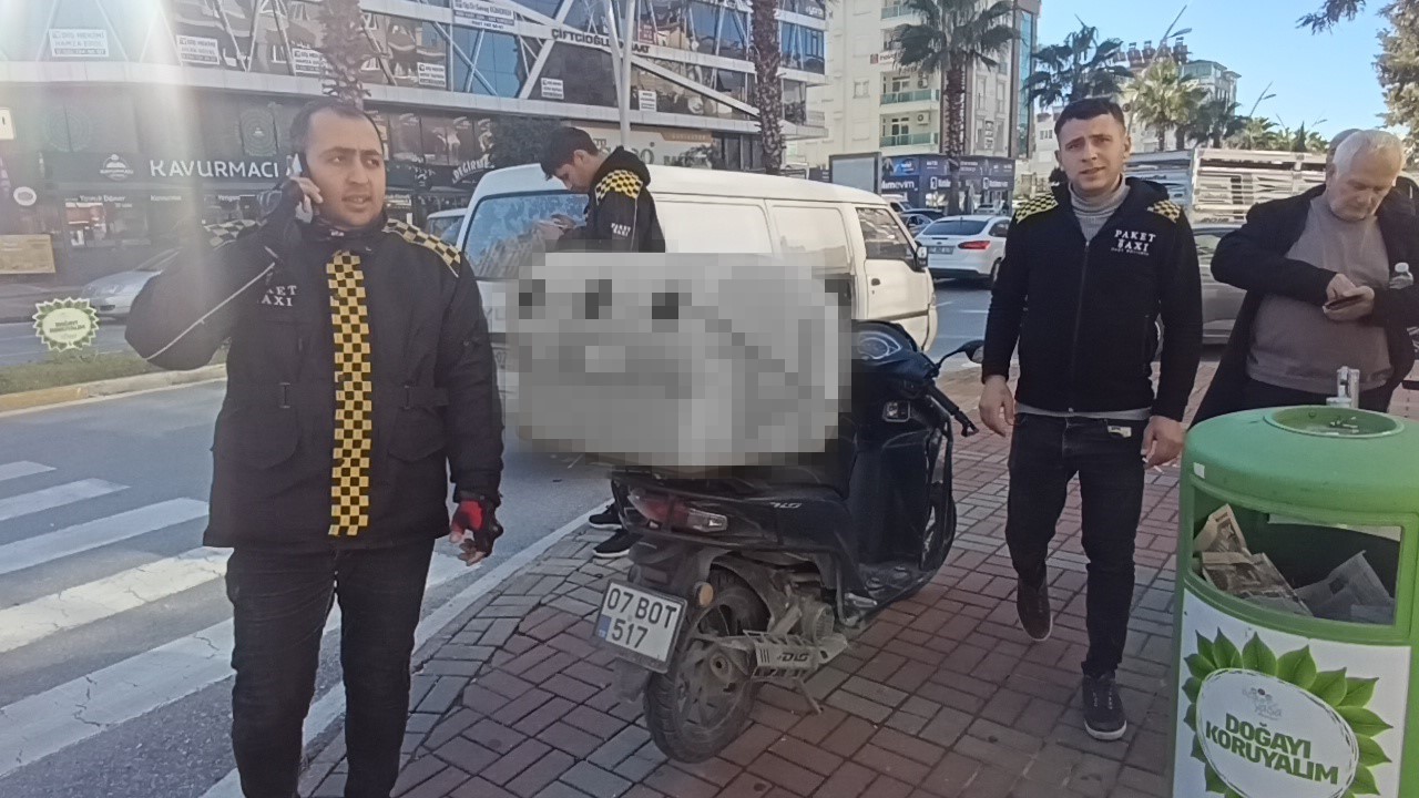 Motosikletli kamyonetin altında kalmaktan son anda kurtuldu
