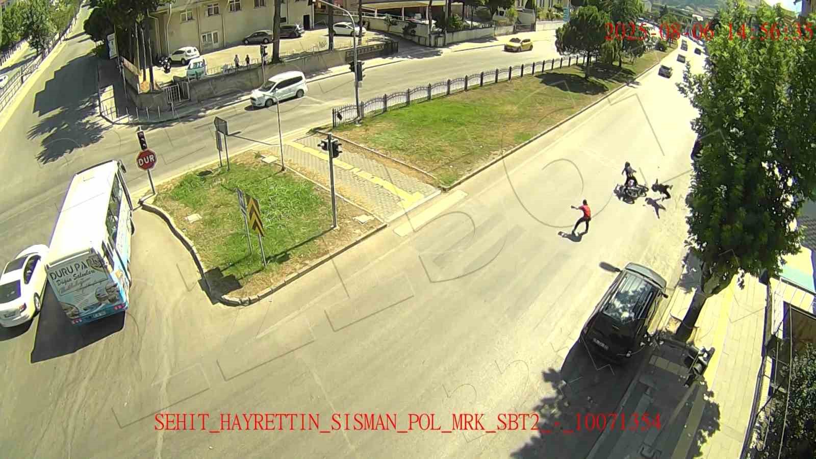 Motosikletli kaputa yapıştı, otomobil motosikletlinin üstünden geçti
