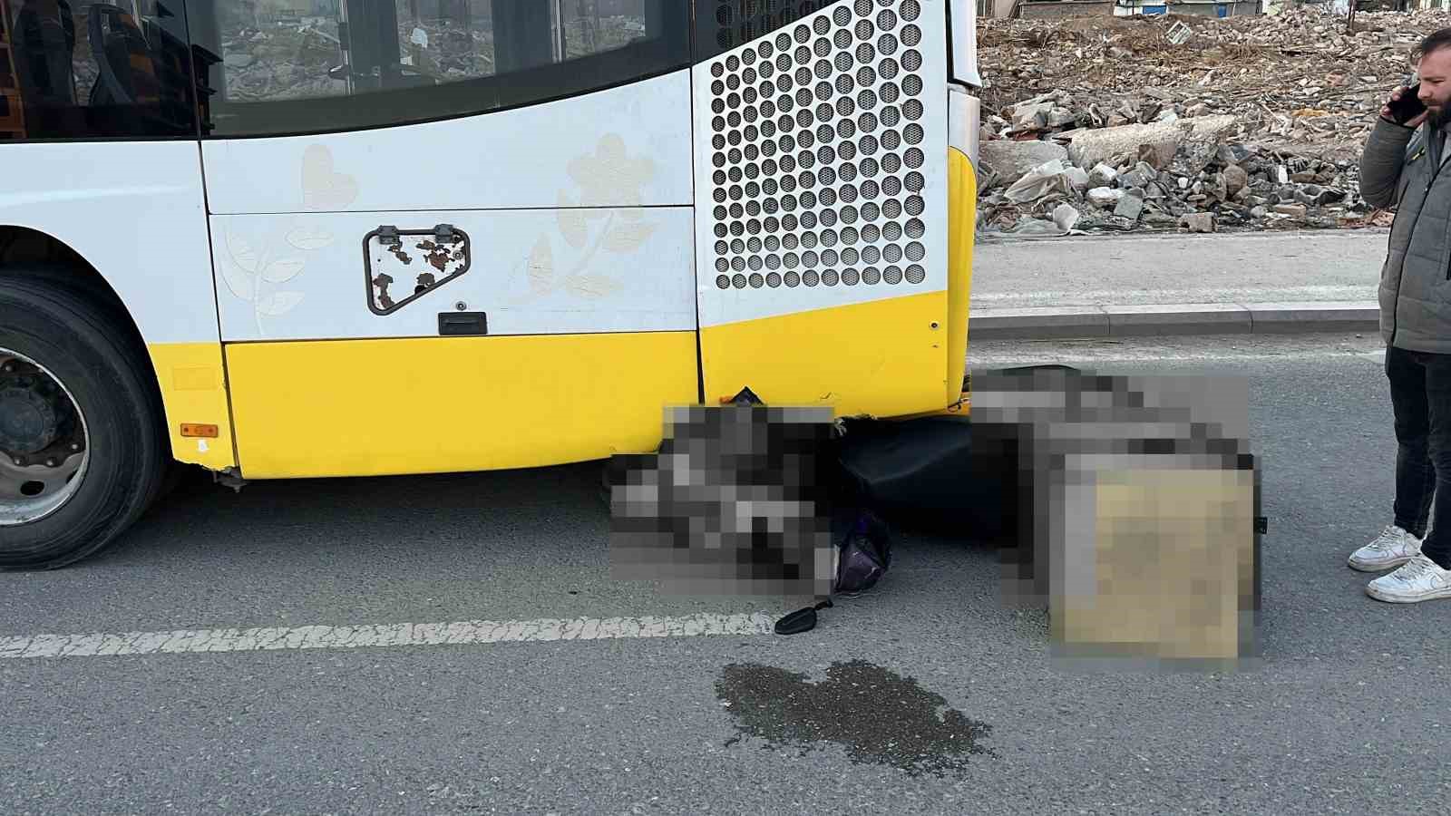 Motosikletli kurye belediye otobüsüne çarptı: 1 yaralı

