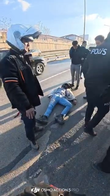 Motosikletli kuryeye arkadan çarpan aracın kaçtığı iddiası
