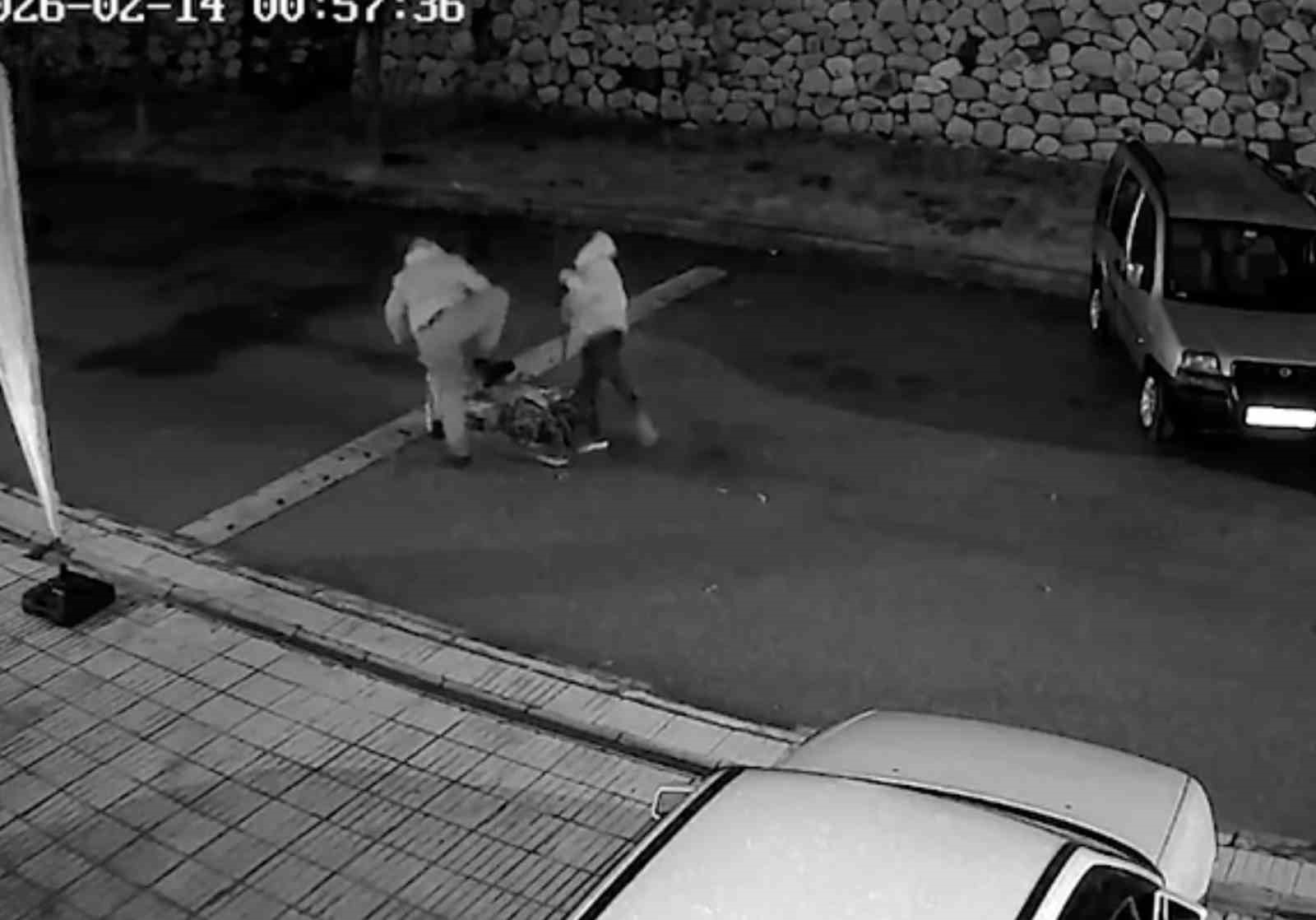 Motosikletli saldırganlar aynı iş yerini ikinci kez kurşun yağmuruna tuttu: O anlar kamerada
