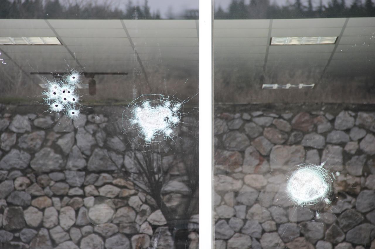 Motosikletli saldırganlar aynı iş yerini ikinci kez kurşun yağmuruna tuttu: O anlar kamerada
