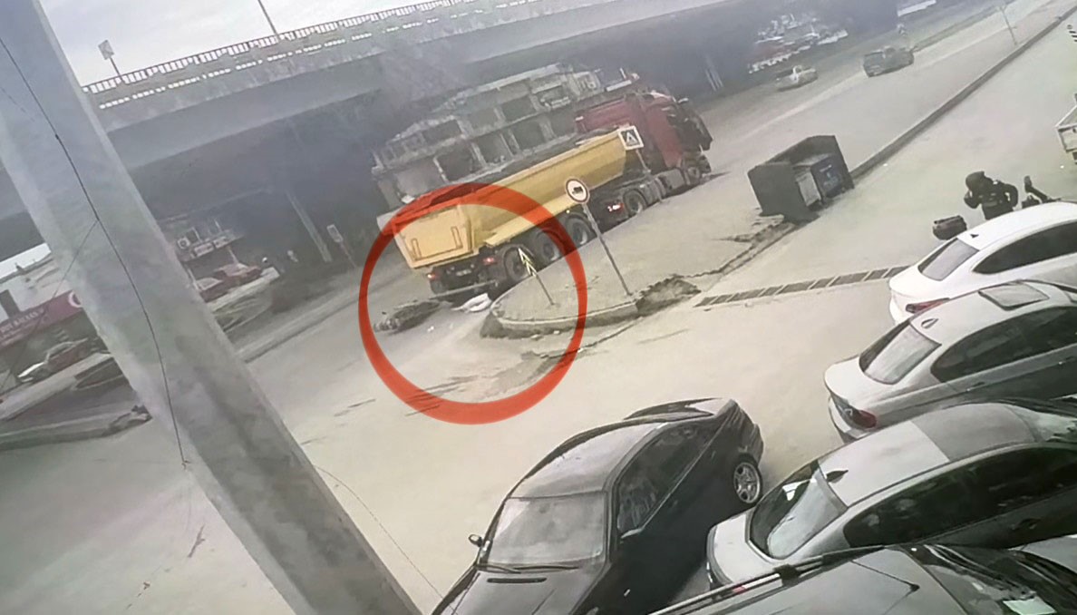 Motosikletli tırın altına girmekten son anda kurtuldu
