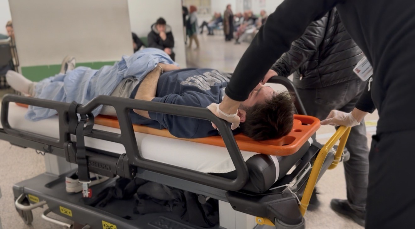 Motosikletli tırın altına girmekten son anda kurtuldu
