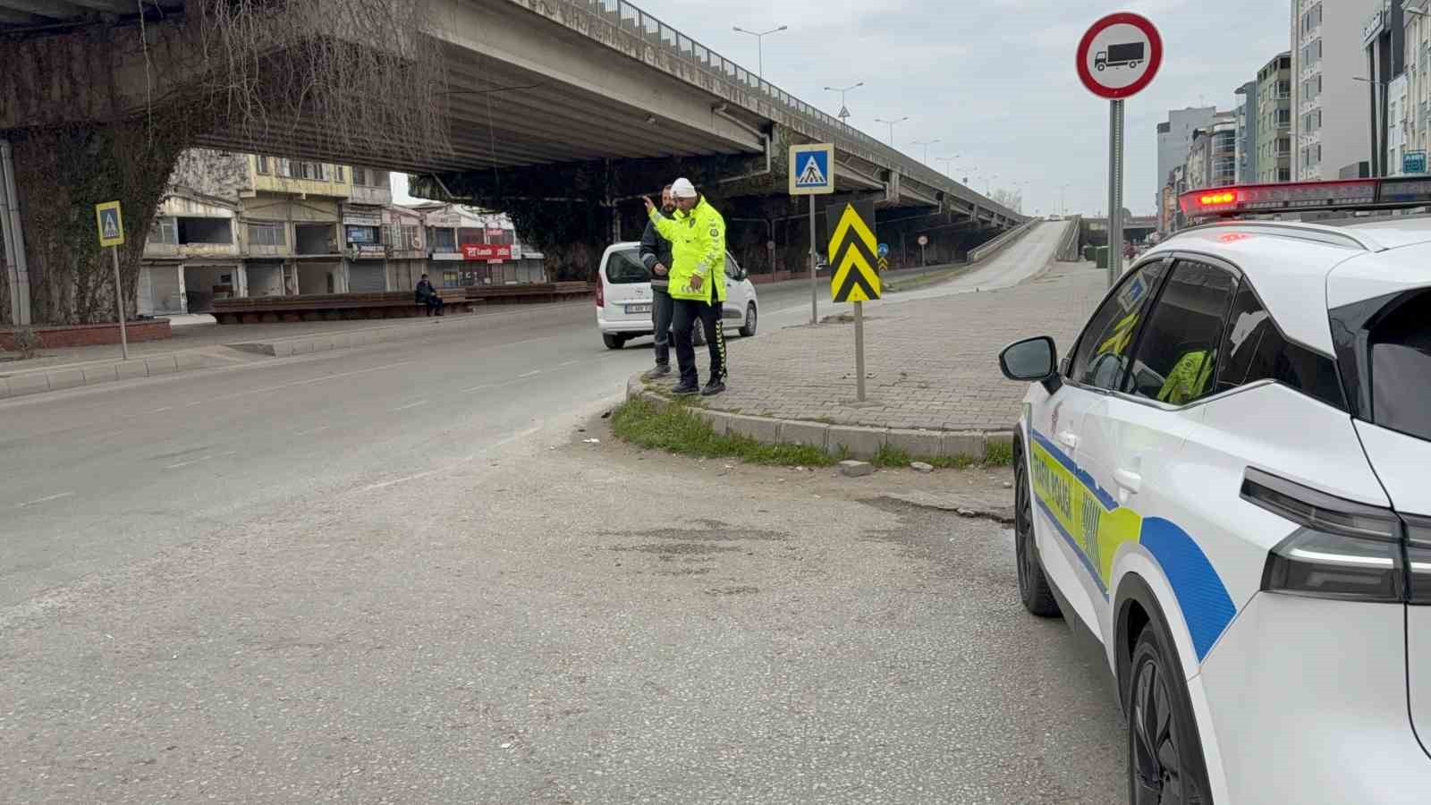 Motosikletli tırın altına girmekten son anda kurtuldu
