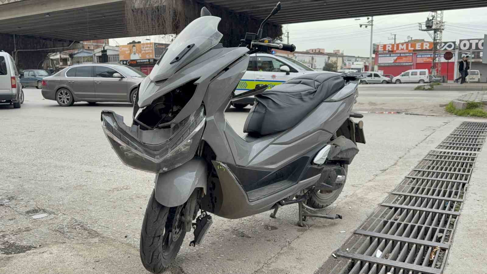 Motosikletli tırın altına girmekten son anda kurtuldu
