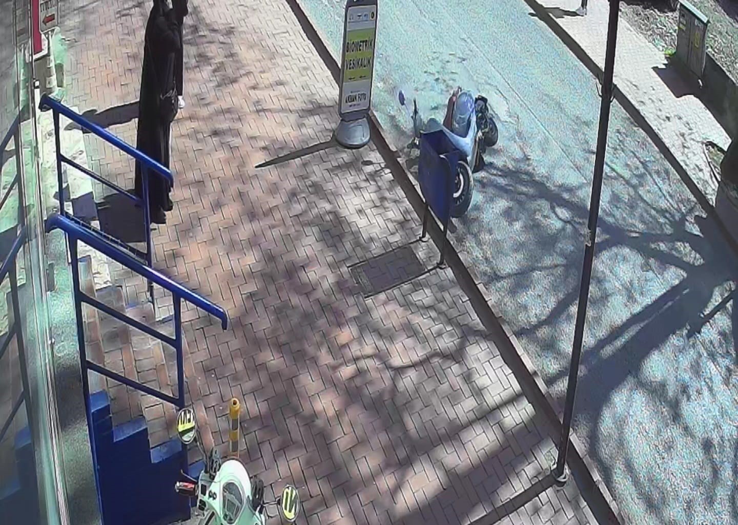 Motosikletli yayadan kaçarken kaza yaptı
