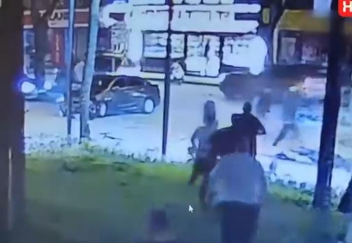 Motosikletlinin metrelerce sürüklendiği feci kaza kamerada
