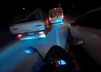 Motosikletlinin tehlike atlattığı anlar kamerada
