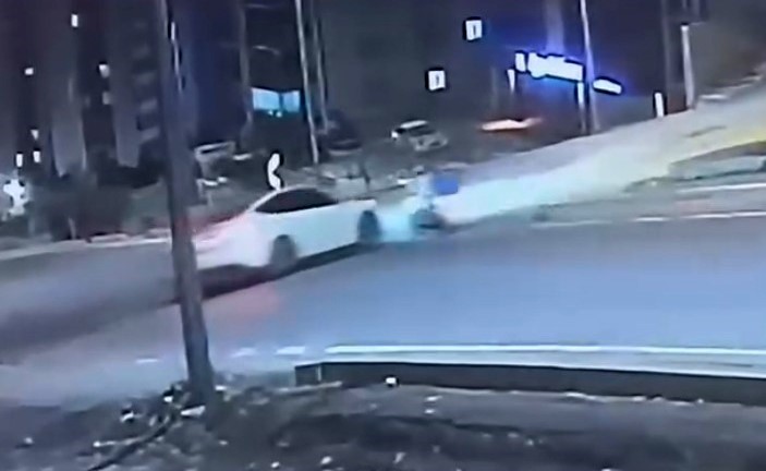 Motosikletliye çarpan otomobil sürücüsü kaçtı
