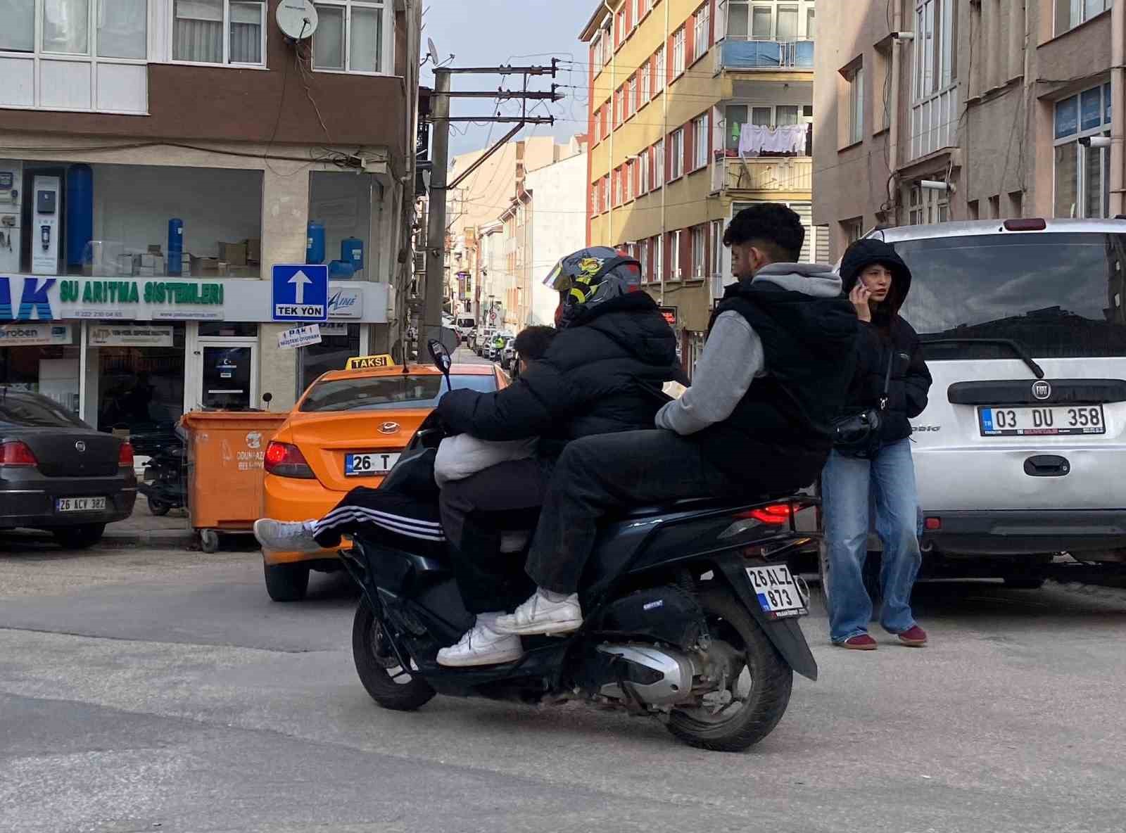 Motosiklette üç kişilik tehlikeli yolculuk
