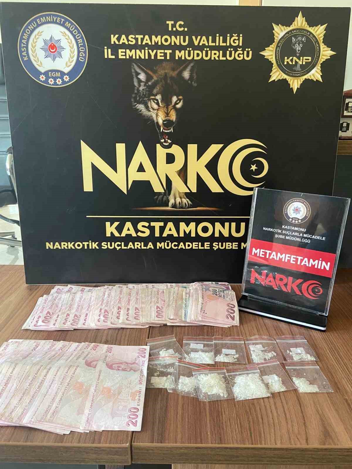 Motosiklette uyuşturucu maddeyle yakalanan sanıklar hakim karşısına çıktı
Motosiklette uyuşturucu maddeyle yakalanan sanıklar hakim karşısına çıktı