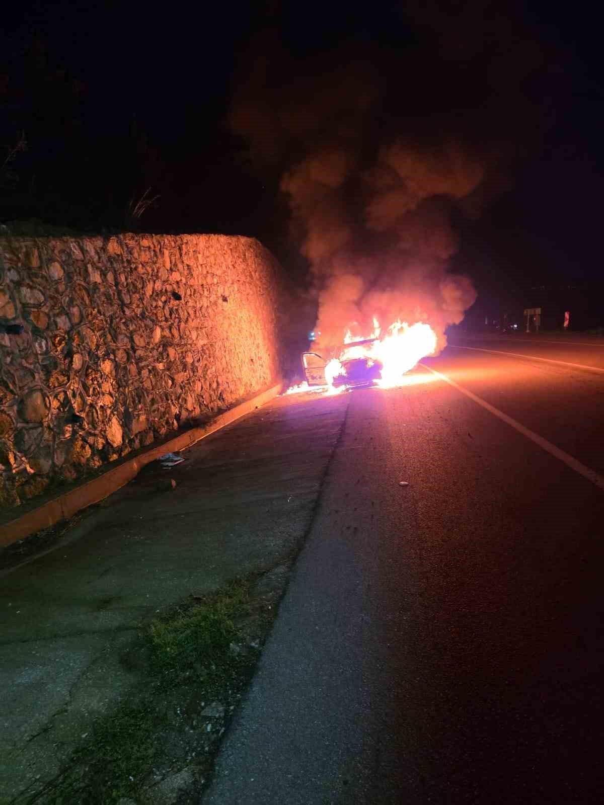 Mudanya yolunda korkutan araç yangını
