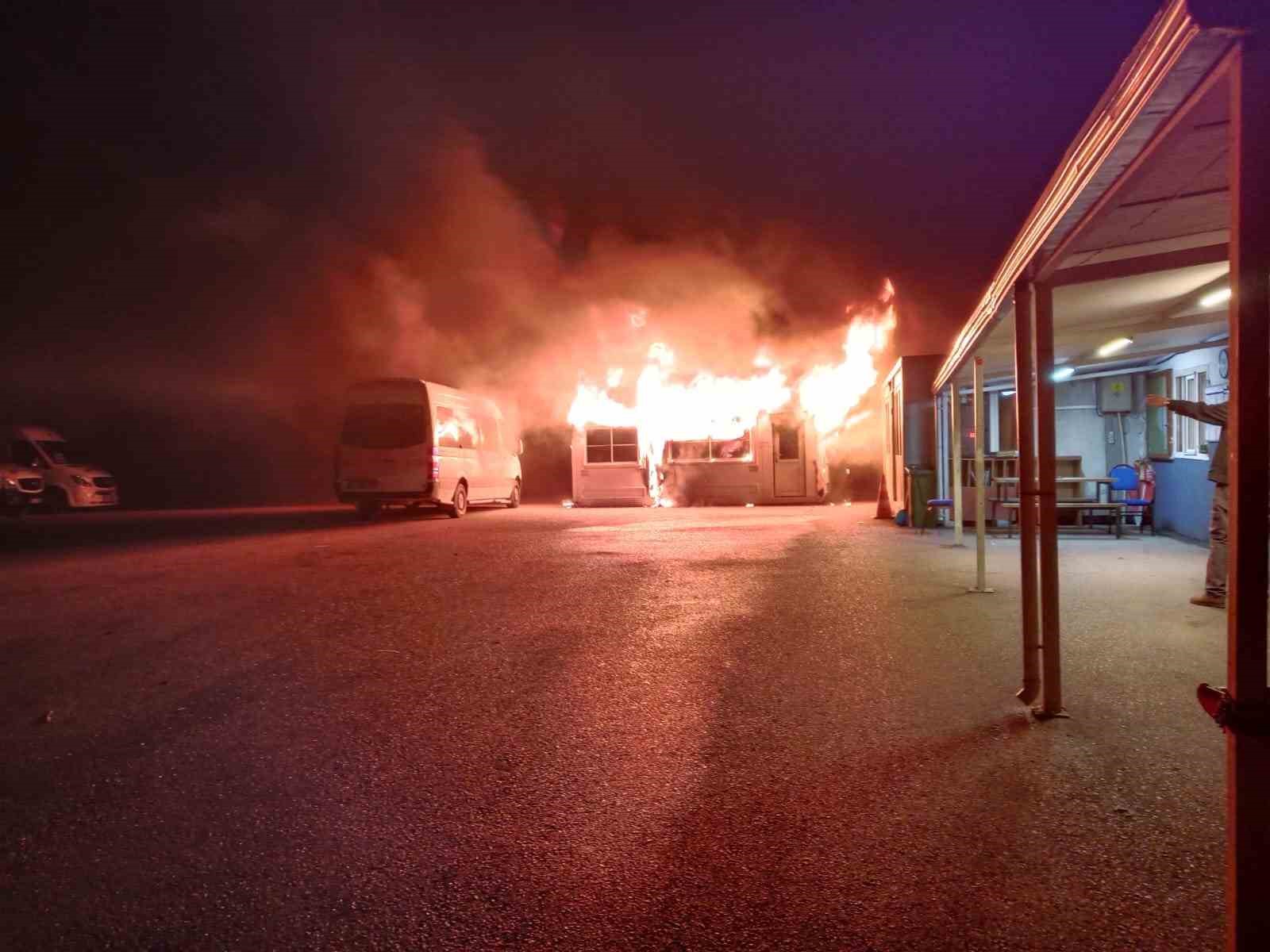 Mudanya’da minibüs duraklarında yangın paniği
