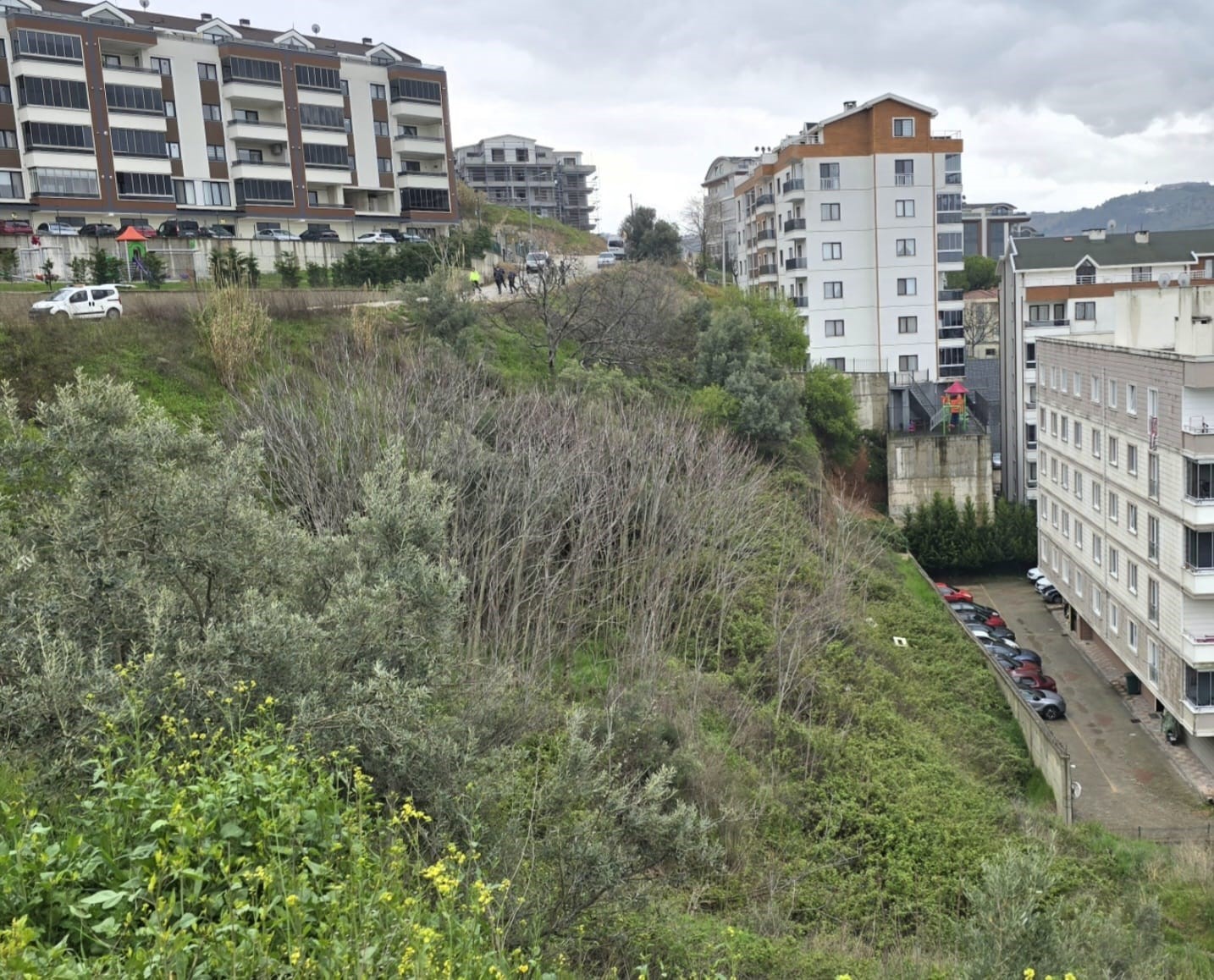 Mudanya’da yağmur sonrası site önündeki yol çöktü
