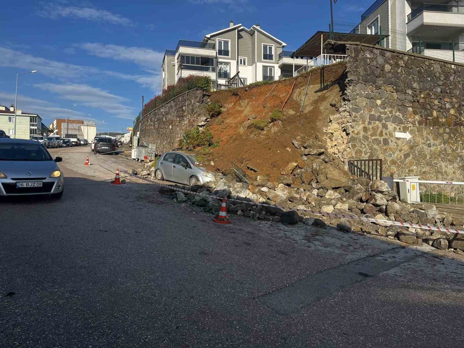 Mudanya’da yağmura dayanamayan istinat duvarı çöktü
