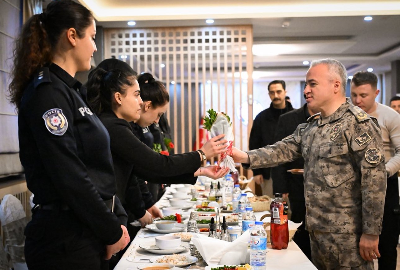 Müdür Ayata güvenlik güçleriyle iftarda buluştu
