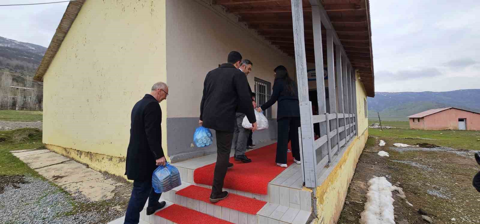 Müdür Bozyel’den köy okulu öğrencilerine döner ve ayran sürprizi
