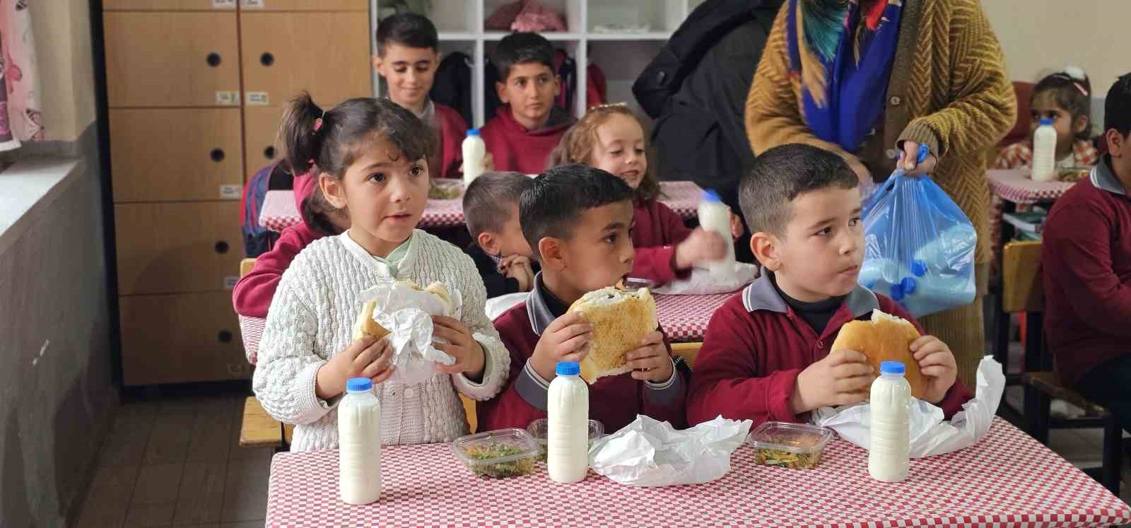 Müdür Bozyel’den köy okulu öğrencilerine döner ve ayran sürprizi
