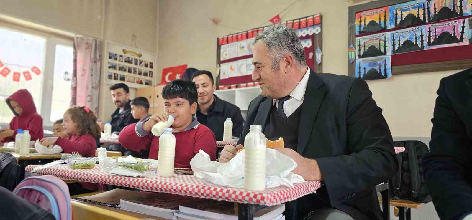 Müdür Bozyel’den köy okulu öğrencilerine döner ve ayran sürprizi
