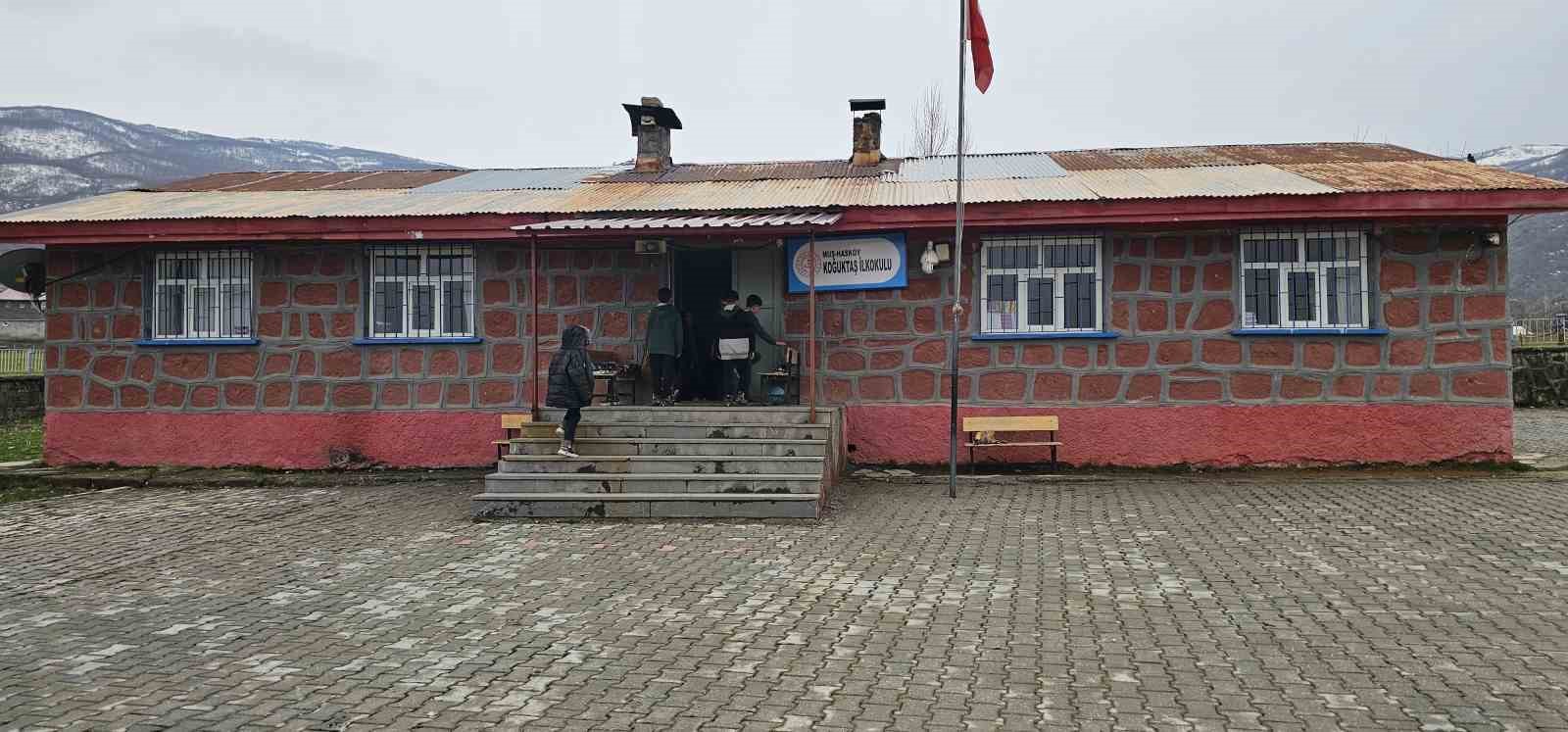 Müdür Bozyel’den köy okulu öğrencilerine döner ve ayran sürprizi
