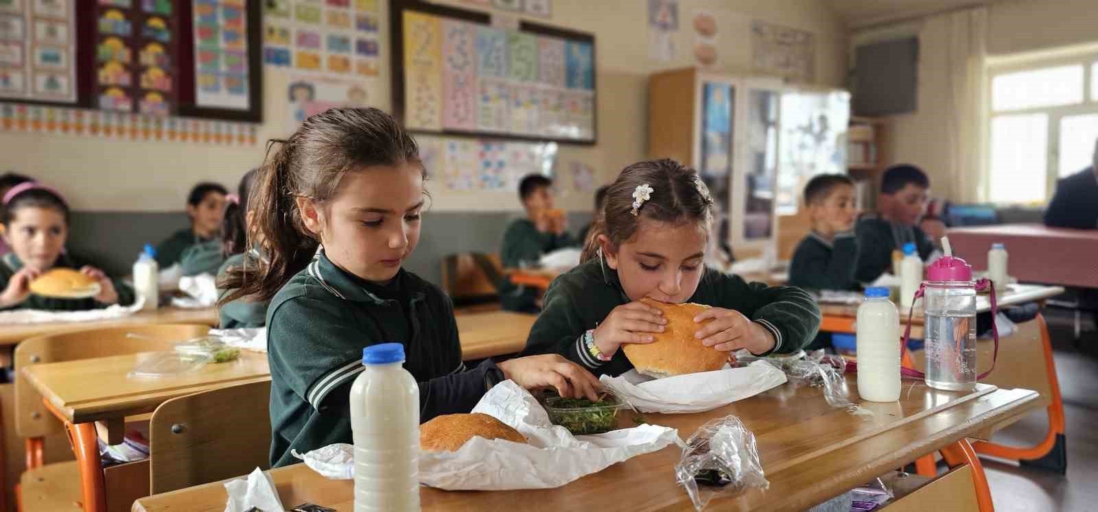 Müdür Bozyel’den köy okulu öğrencilerine döner ve ayran sürprizi
