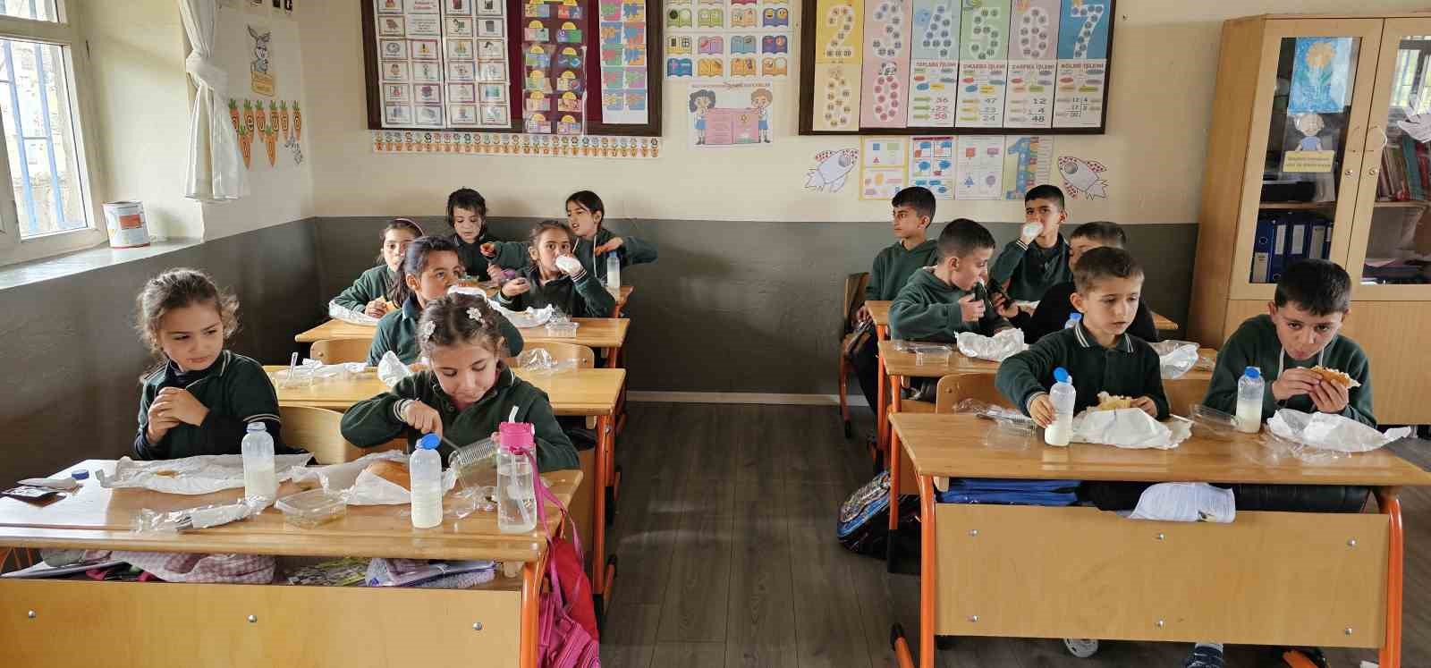 Müdür Bozyel’den köy okulu öğrencilerine döner ve ayran sürprizi
