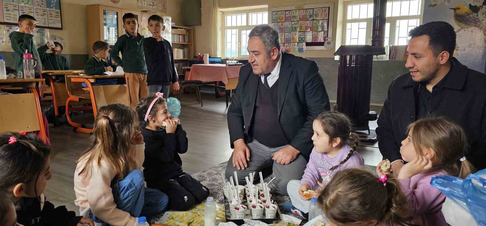 Müdür Bozyel’den köy okulu öğrencilerine döner ve ayran sürprizi
