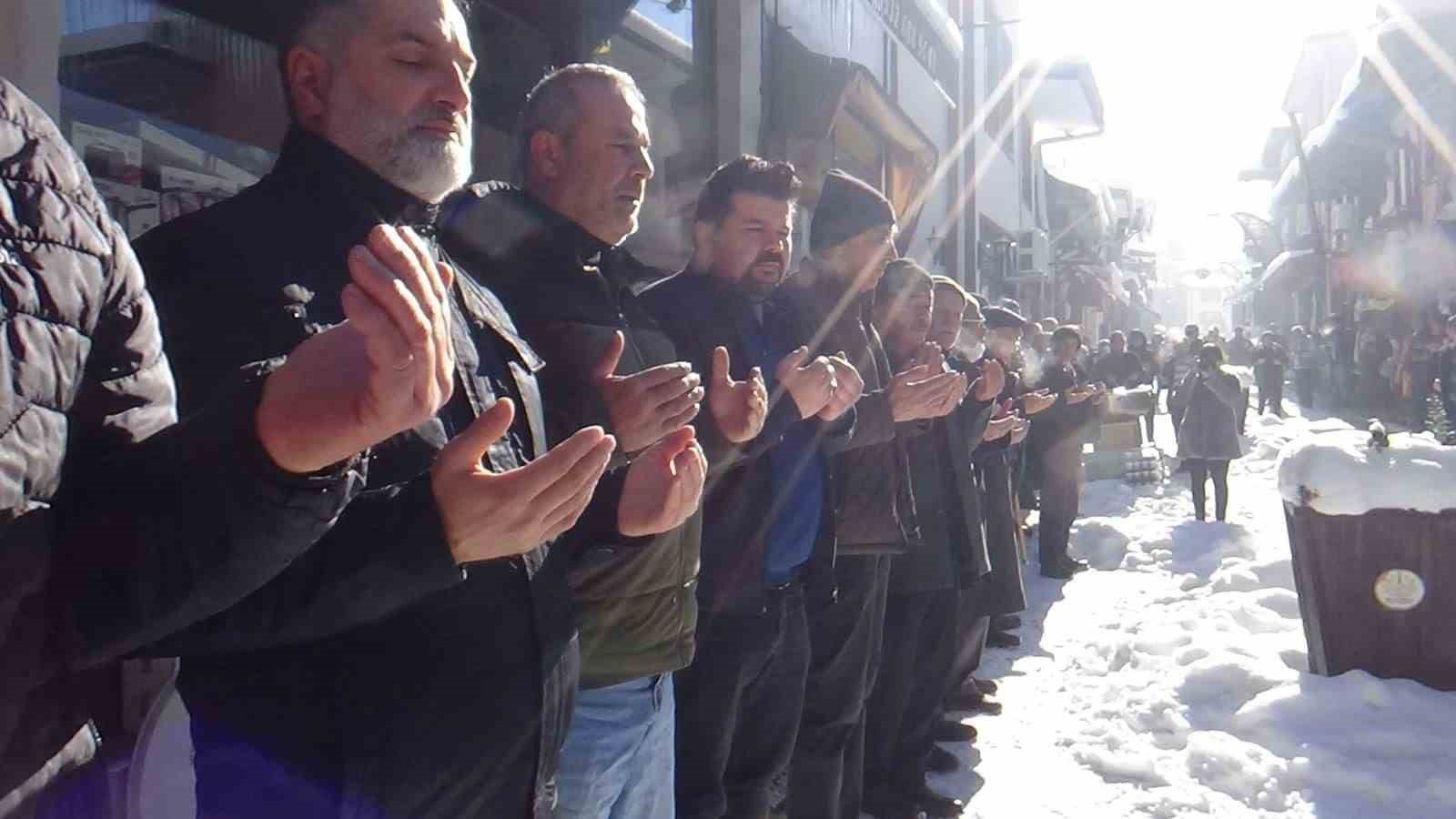 Mudurnu’da eksi 18 derecede esnaf duası geleneği sürdürüldü
