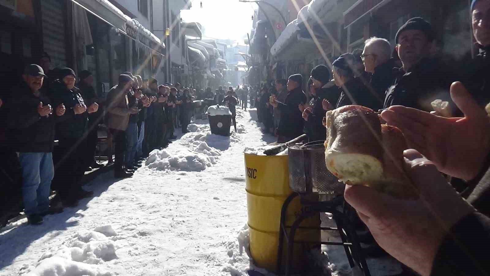 Mudurnu’da eksi 18 derecede esnaf duası geleneği sürdürüldü
