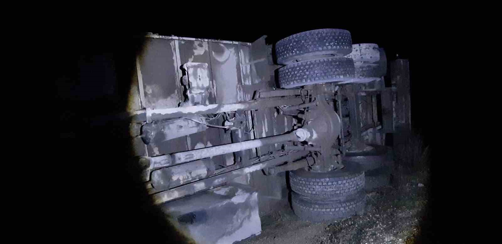 Mudurnu’da kamyon şarampole devrildi: 1 yaralı
