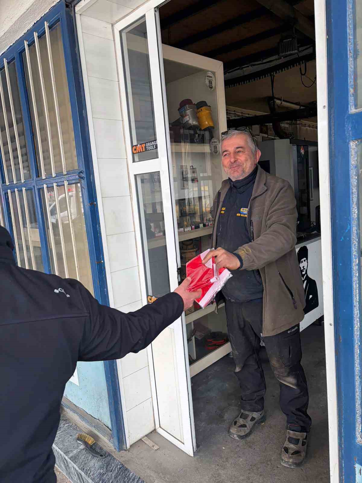 Muğla Büyükşehir Belediyesi Türk Bayrağı dağıtarak dayanışma mesajı verdi
Muğla Büyükşehir Belediyesi Türk Bayrağı dağıtarak dayanışma mesajı verdi