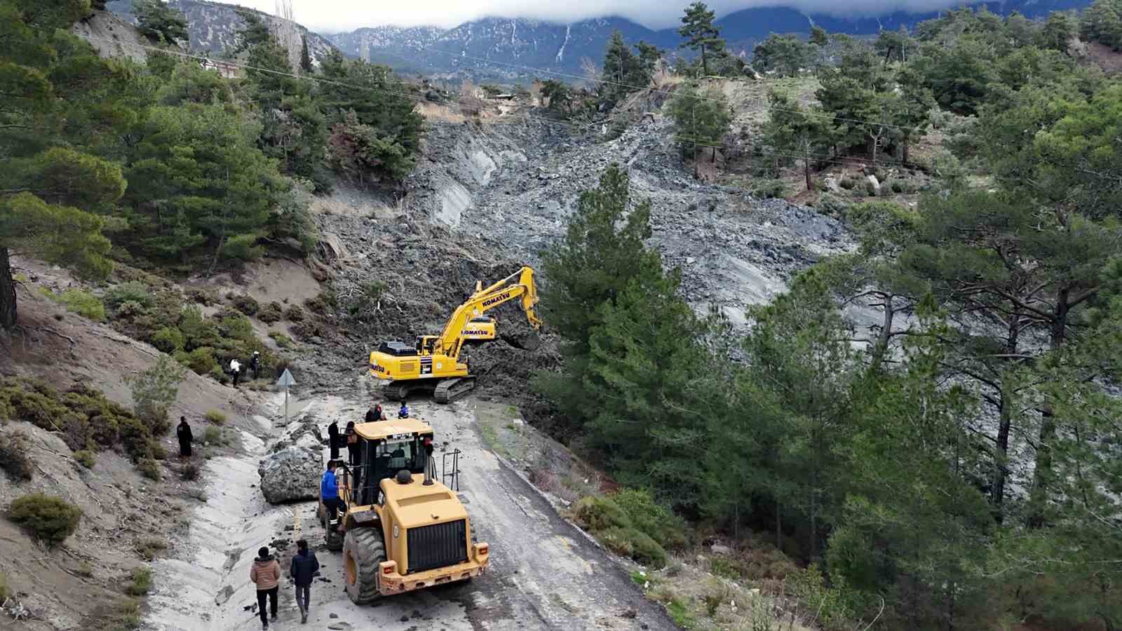 Muğla Büyükşehir ekiplerinden yaşanan heyelana anında müdahale

