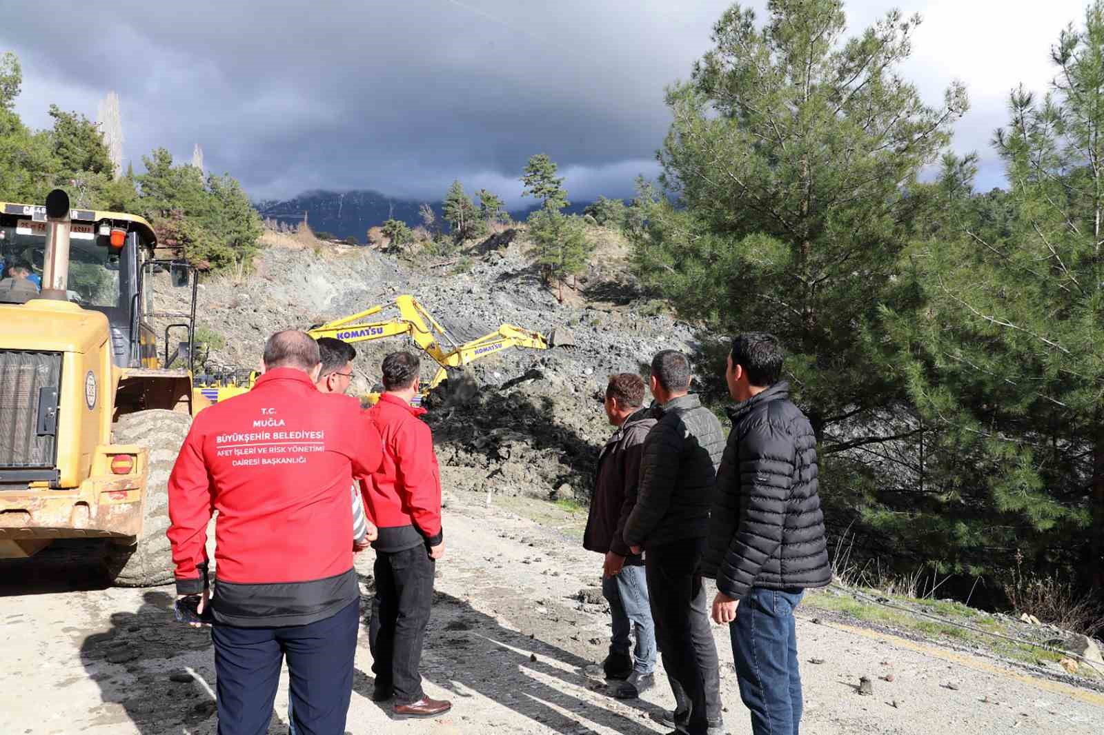 Muğla Büyükşehir ekiplerinden yaşanan heyelana anında müdahale

