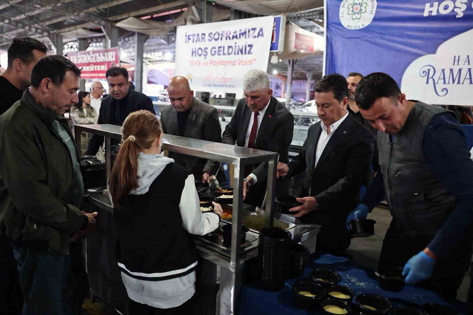 Muğla Büyükşehir iftar sofralarını ilçelerde kurmayı sürdürüyor
Muğla Büyükşehir iftar sofralarını ilçelerde kurmayı sürdürüyor